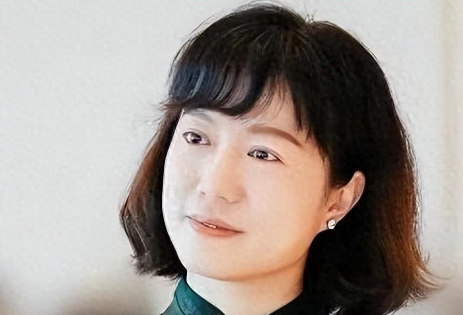 50岁翁帆现身清华！携款18亿、婚姻出轨、移居英国，真相早已浮出水面。那年，28