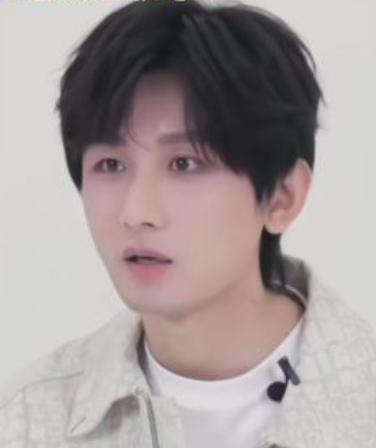 成毅在新华社的采访中，用“机遇、挑战、重塑”三个词概括了自己的2025年。这一