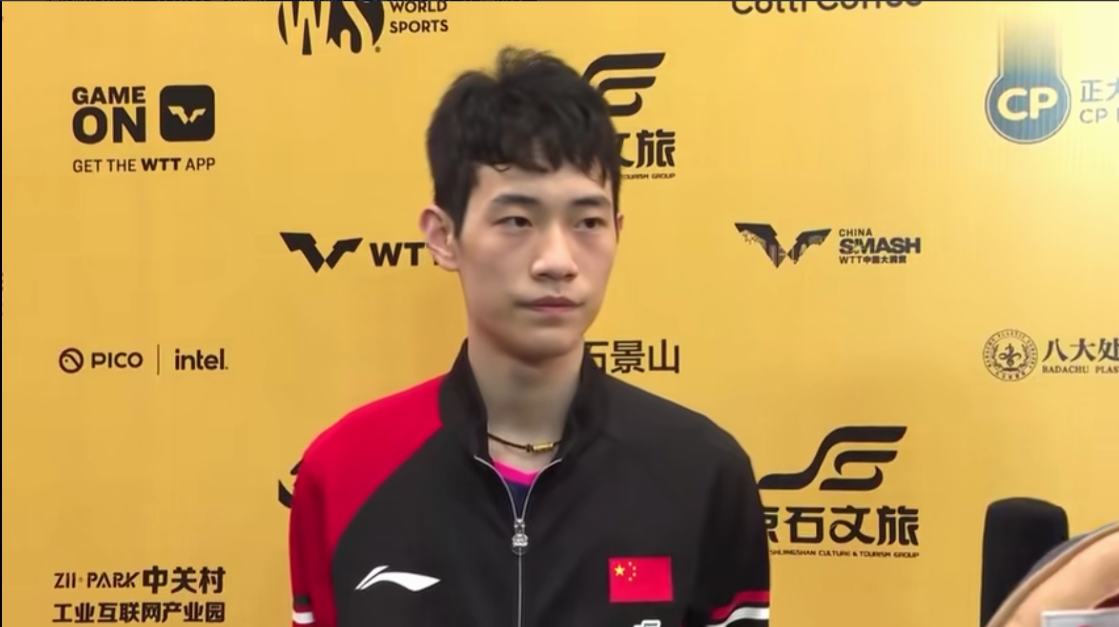在3：2爆冷击败张本智和，成功晋级到WTT中国大满贯男单32强后，赛后当现场记者