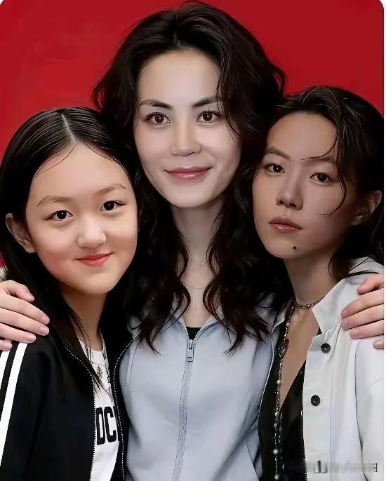 王菲与两个女儿同框，尽显伟大母爱！她把两个女儿都培养得格外优秀。大女儿窦靖童才