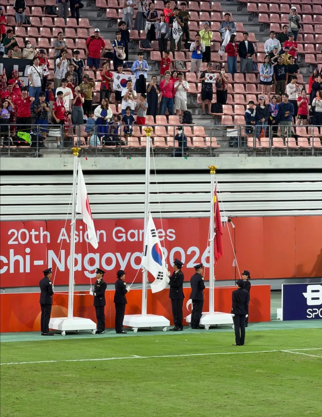 韩国又被日本摆了一道！韩国1：0日本，获得了冠军。在颁奖典礼上，人家日本、中国（