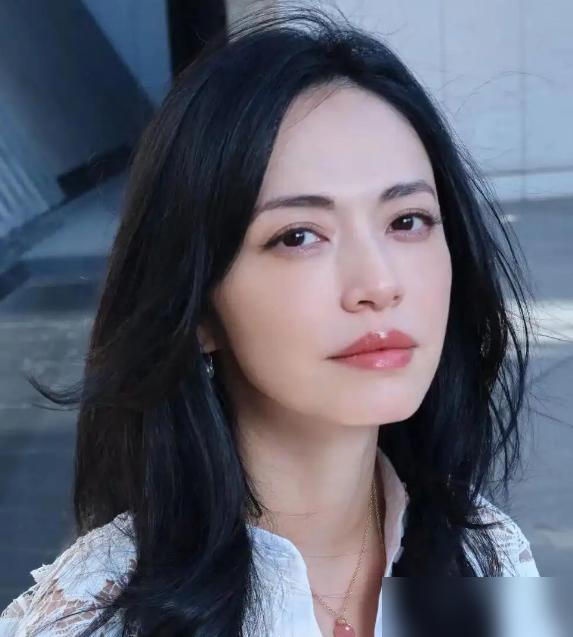 姚晨又离了，全网夸她“体面”。你怕是忘了当年凌潇肃酒后吐真言，那四段婚内情史，每