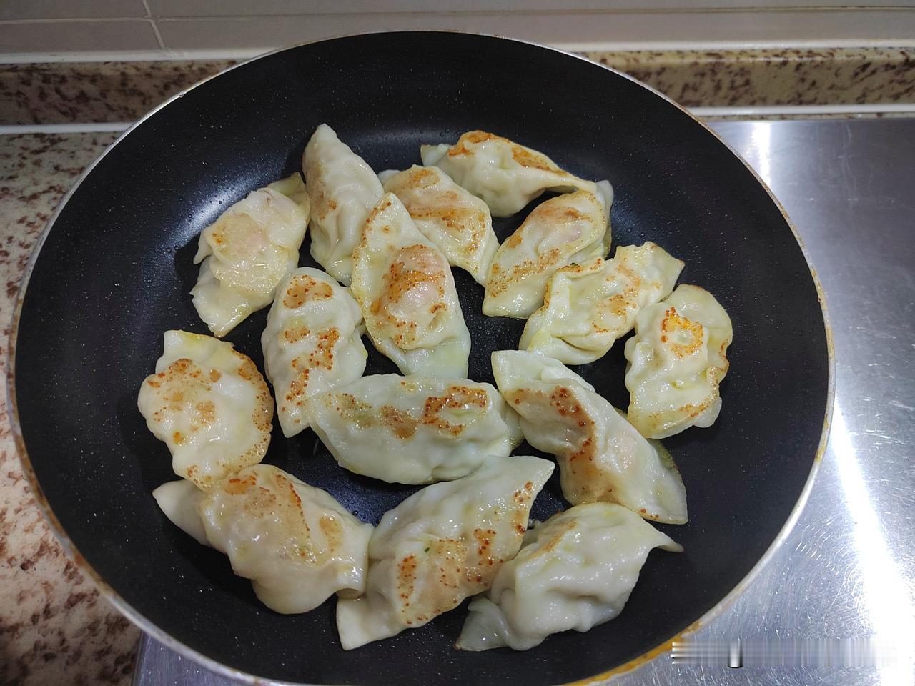 南京今天雨夹雪，气温-1℃～4℃。白天风大，体感温度非常冷。今天早上吃的是煎饺