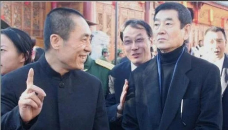2008年，张艺谋筹备奥运会，高仓健特意赶到北京送了张艺谋一把刀，并表示：“这是