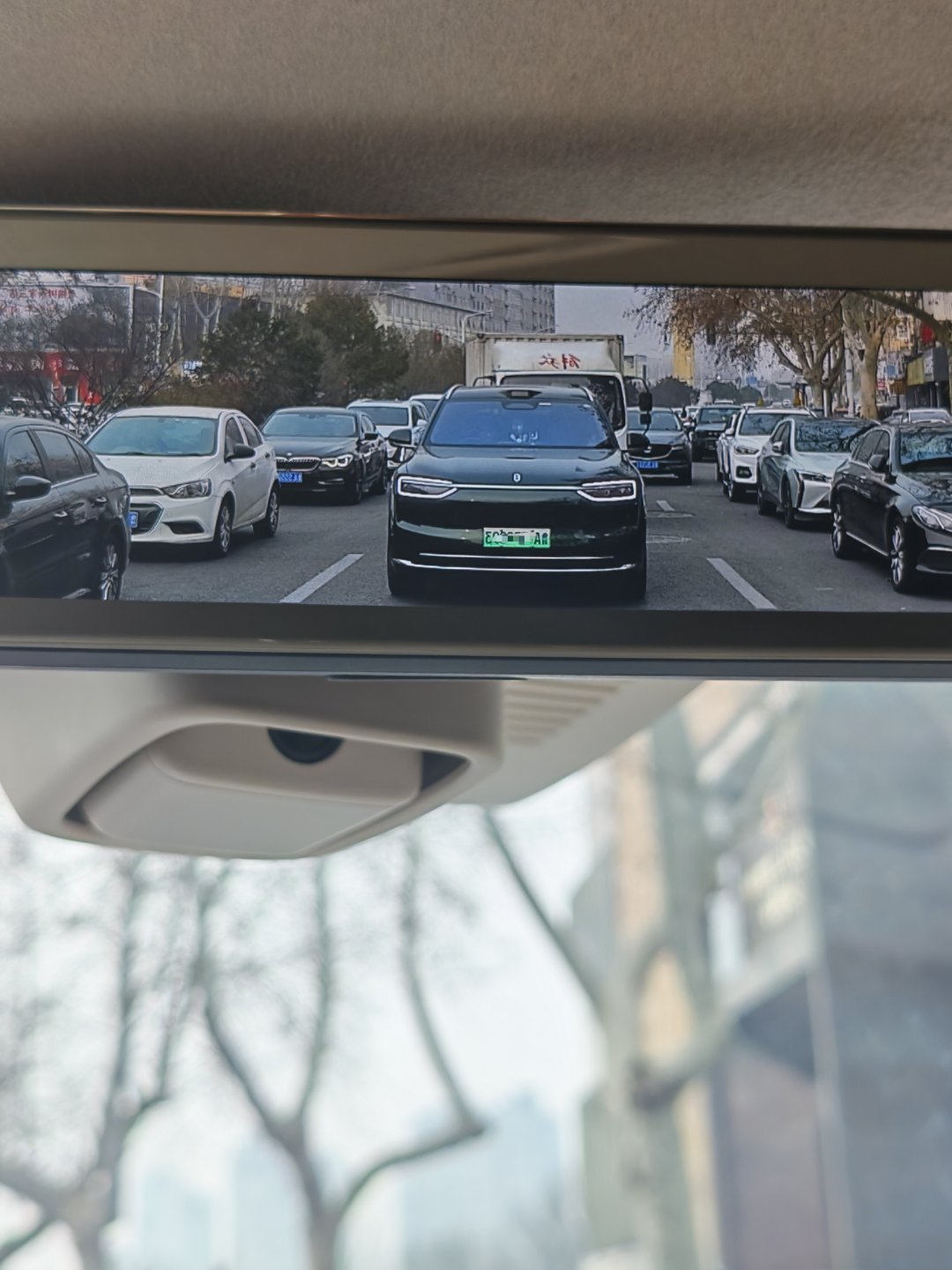 今天开车碰到一辆墨绿色的问界M7，挺好看的～