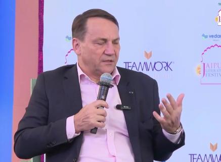 北京时间2月13日，波兰副总理兼外长西科尔斯基接受采访时表示：“俄罗斯面临着一个