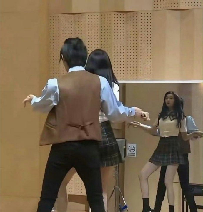 关晓彤真的是平底鞋，尽力藏高了，这个身材谁不羡慕​​​