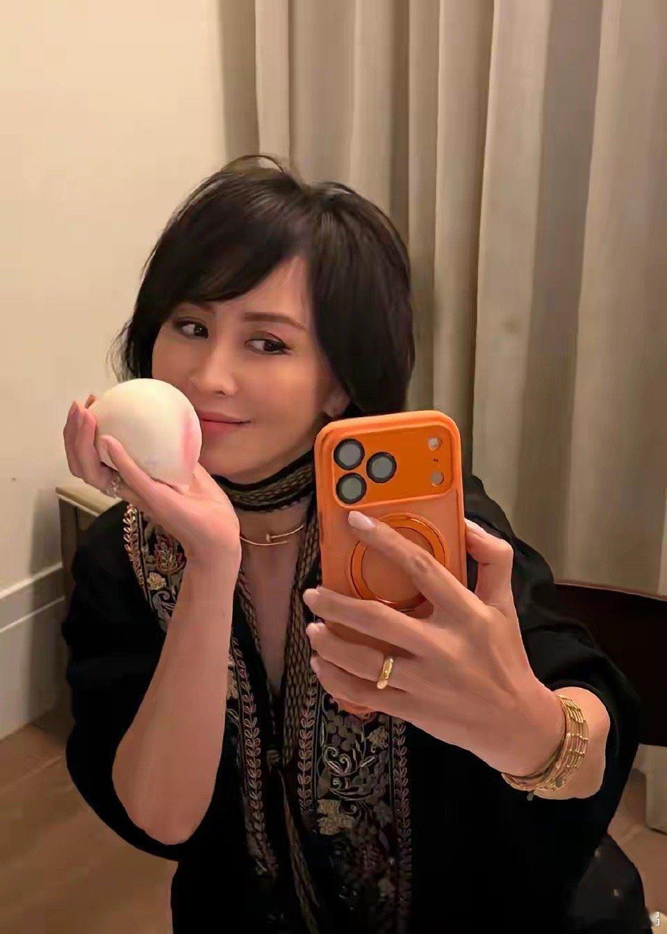 刘嘉玲过60大寿，富人的生活也太让人羡慕了桌上没菜就放10个馒头，这可不是什么