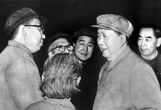 毛主席亲笔写下"你办事，我放心"，可他刚闭眼，华国锋就干了一件"违背"主席的决定