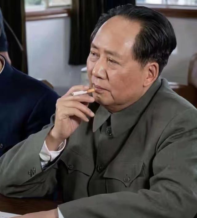 毛主席一生烟瘾较大，却坚守一条底线，一辈子从未破例晚年的一天，毛主席放下了手里