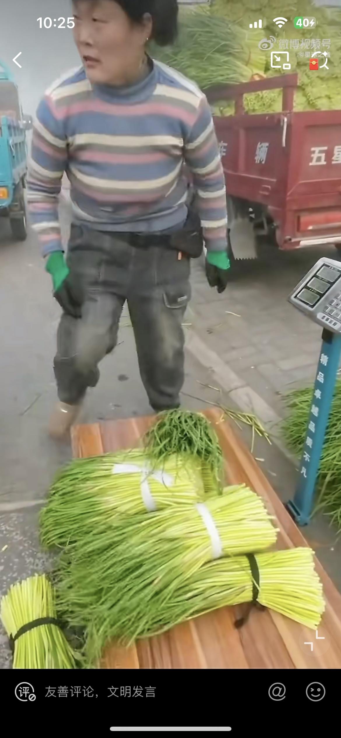 大爷一大捆自家种的蒜苔卖给菜贩才10块5毛钱，他说这是一下午的功夫，从菜