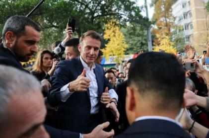 情绪价值拉满了！马克龙现身四川被热烈簇拥！簇拥的人群，满格的情绪价值。