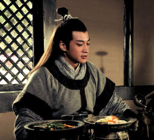 西晋末年，赵王司马伦举办宴会，宾客顾荣发现一旁侍立的厨子在咽口水，便将盘中的肉割