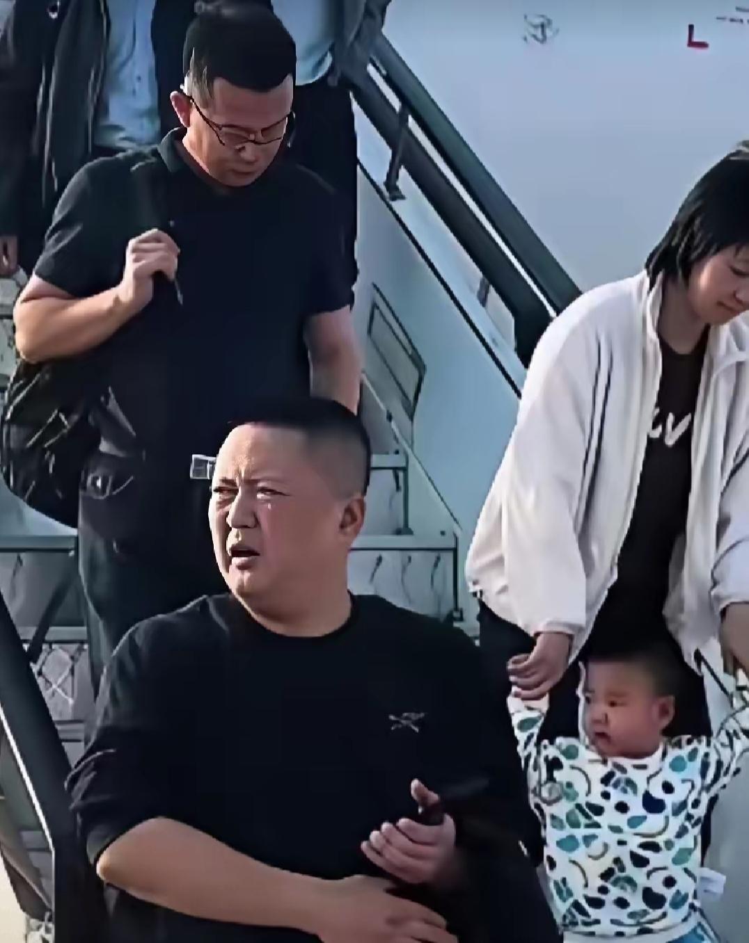 东航事件终于放大招了东航不仅公布了他的名字欧某某，企业高管，现在又有网友挖出来