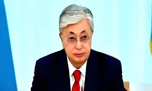 哈萨克斯坦的石油，有个毛病。家门口就是全世界最大的买家——中国，但它偏要把八成的