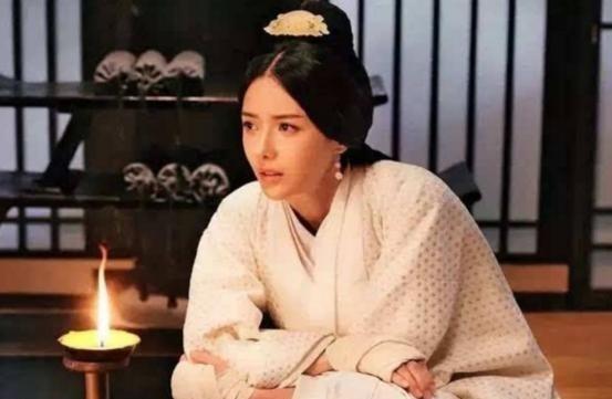 公元210年，周瑜生病去世，孙权也前来吊唁，这个时候他注意到了周瑜5岁的女儿，就