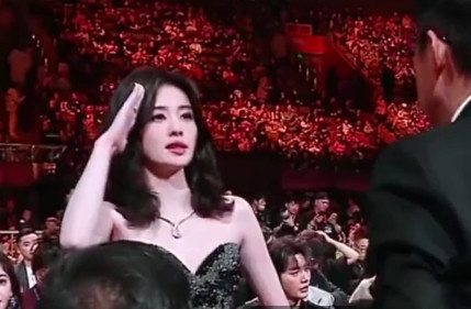 被白鹿笑死了，敬礼打招呼，对于女明星来说，是不是第一次看到