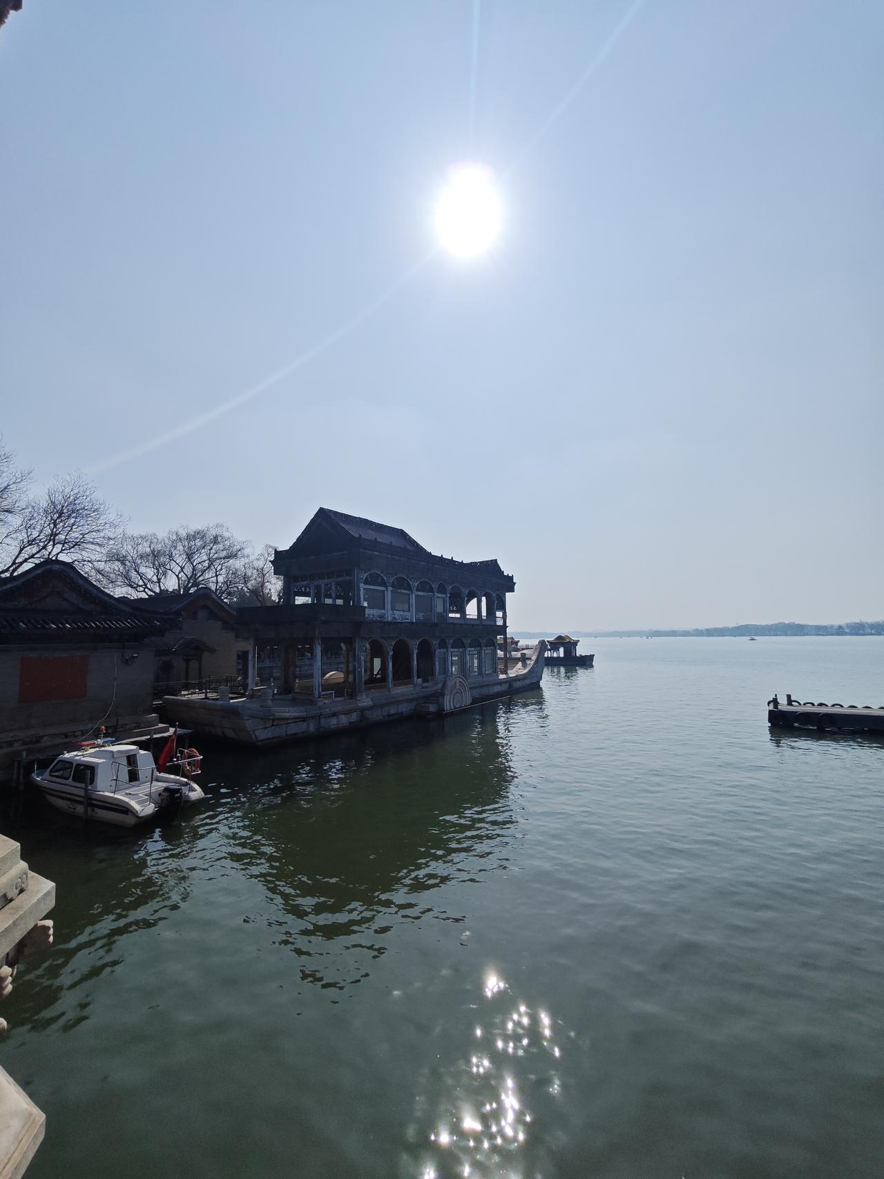 清晨醒来，就被温柔以待清晨的第一缕光落在窗前，新的一天悄然而至。不必追赶时