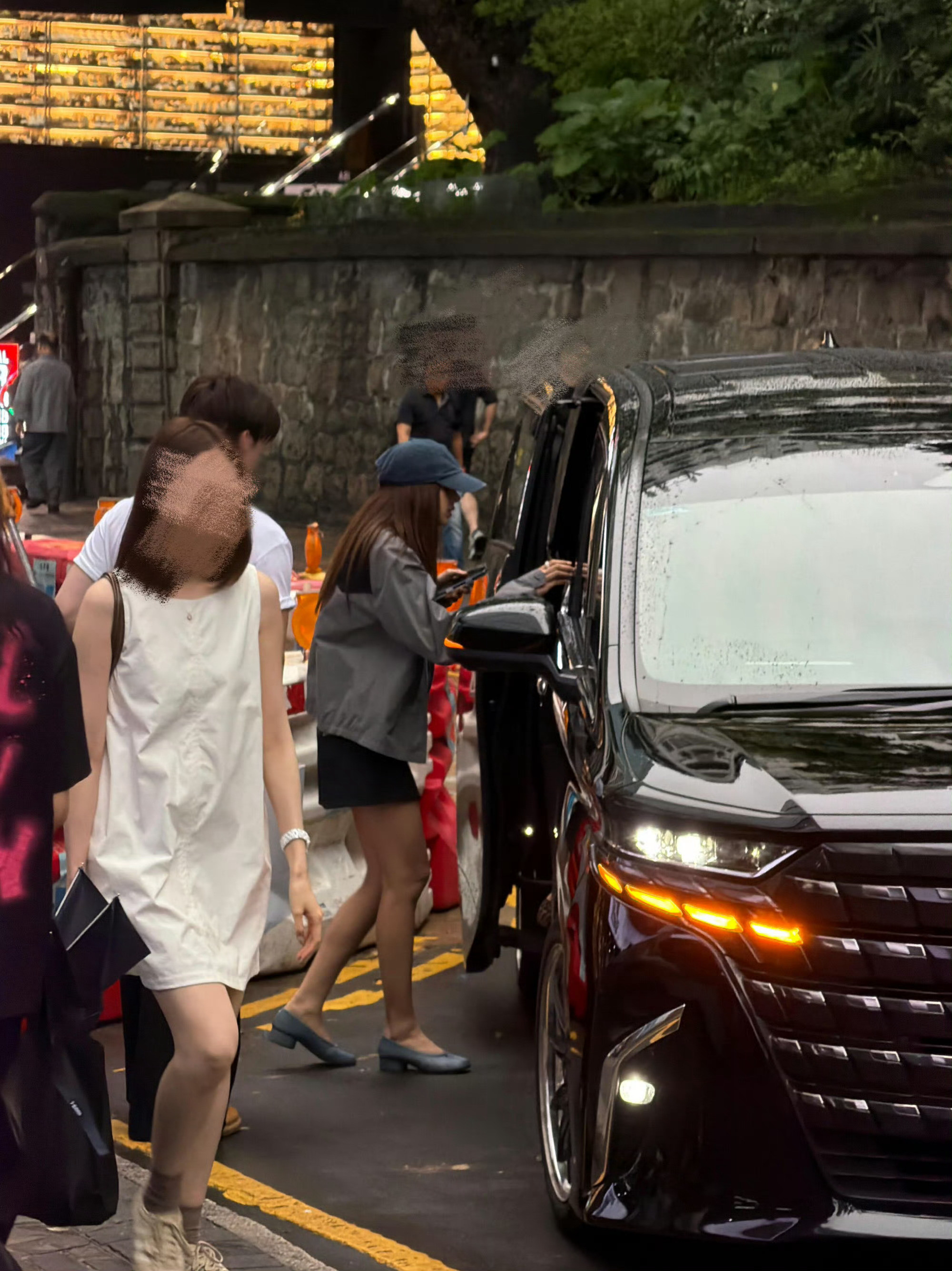 网友靠分趾鞋认出Lisa这也太搞笑了吧，命中注定的分趾鞋，辨识度直接拉满