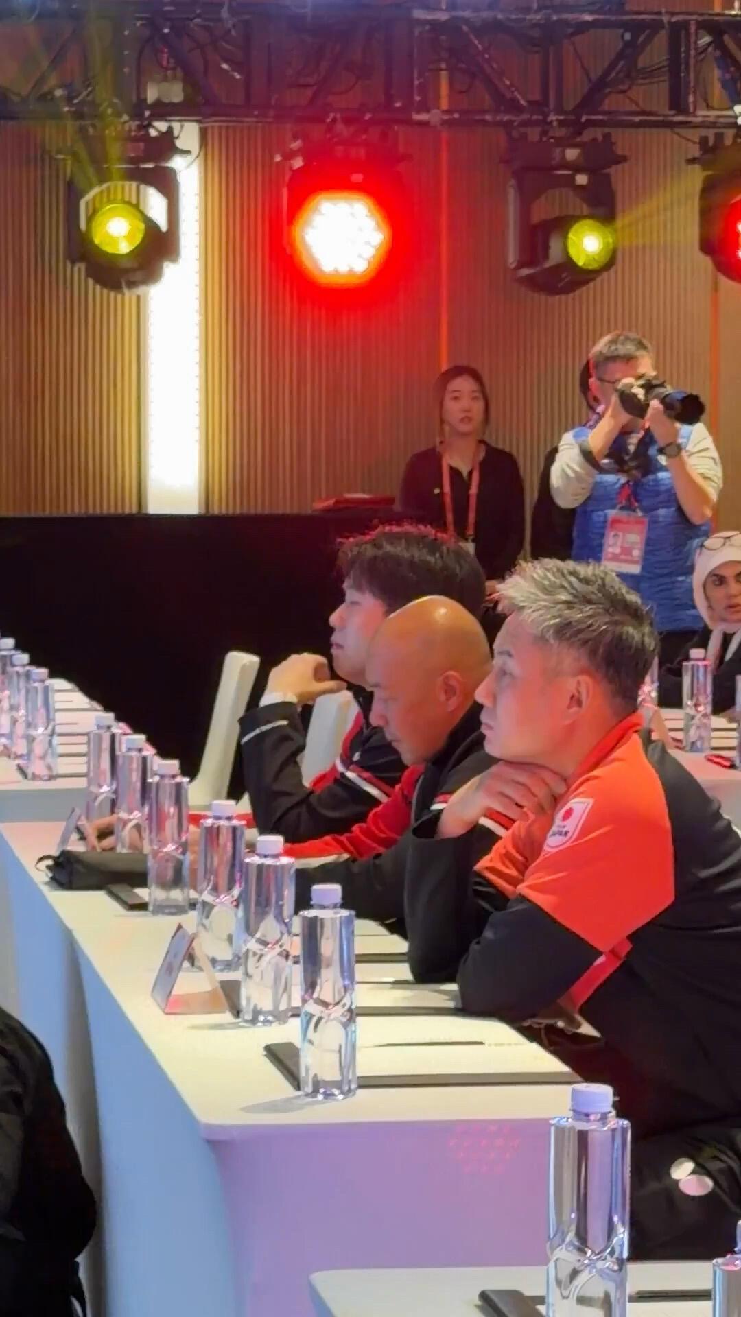 抽签阶段，头哥和肖指导在，坐在前面聚精会神看着，这俩就安心了，结果小莎后来也加入