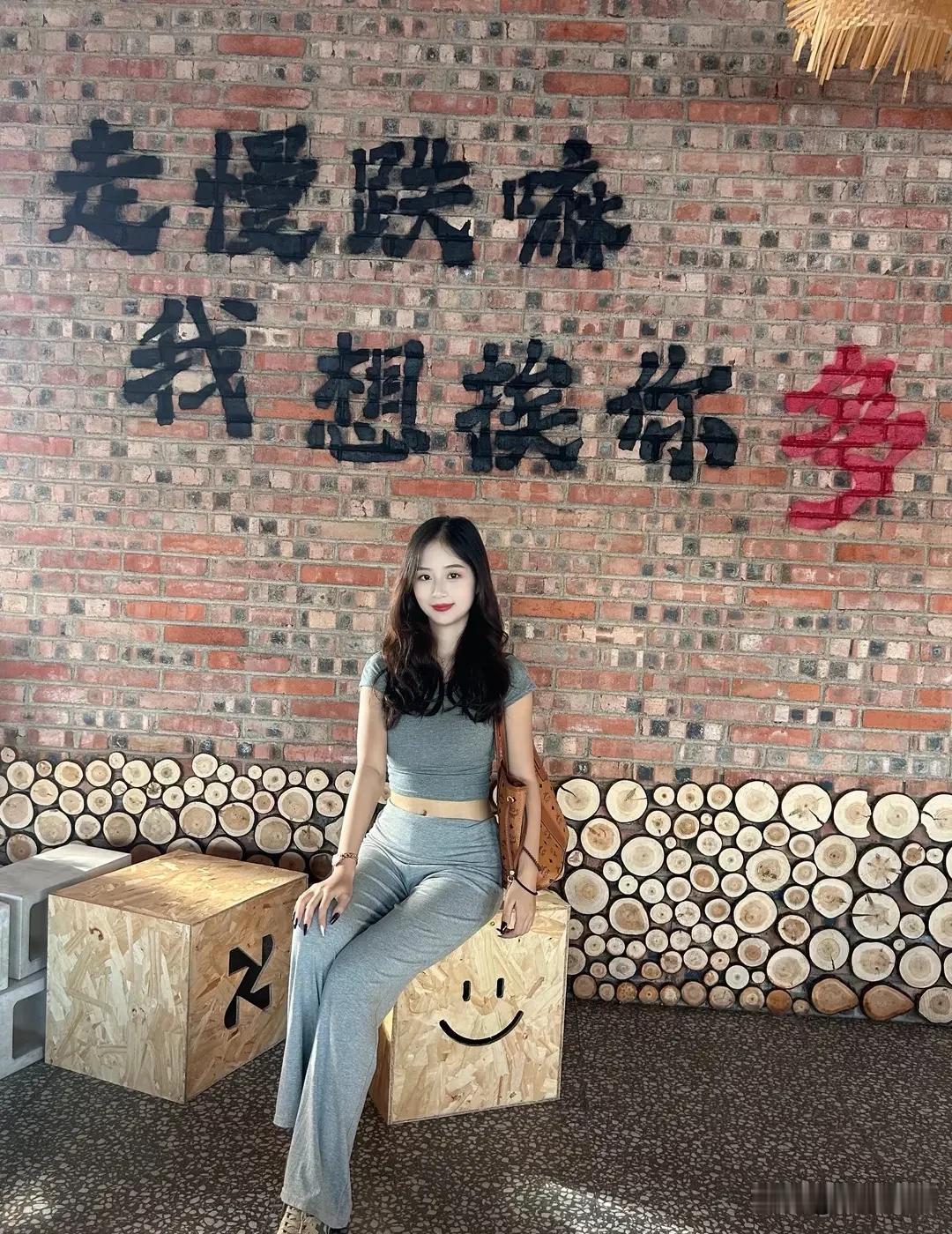 在砖墙前，享受宁静时光，与自然相伴。治愈系慢生活生活慢时光秋日慢生活