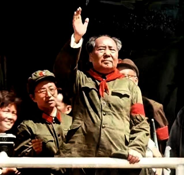 这张1966年的经典老照片拍摄于天安门城楼，毛主席神情亲切，不断向广场上热情高涨