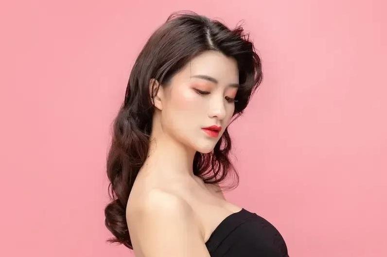 网友留言：“最近在单位里谈上一个离异女，32岁长得不错。处了大半年，我30岁未婚