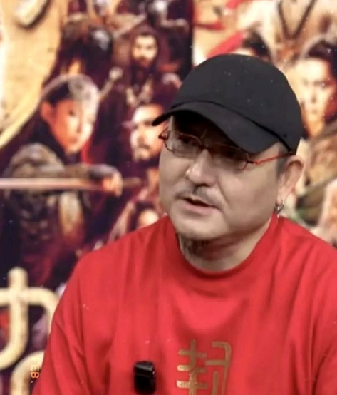 乌尔善一个自幼生活在北京军区大院的蒙古族导演，以前看过《刀剑笑》很有创意，后来的