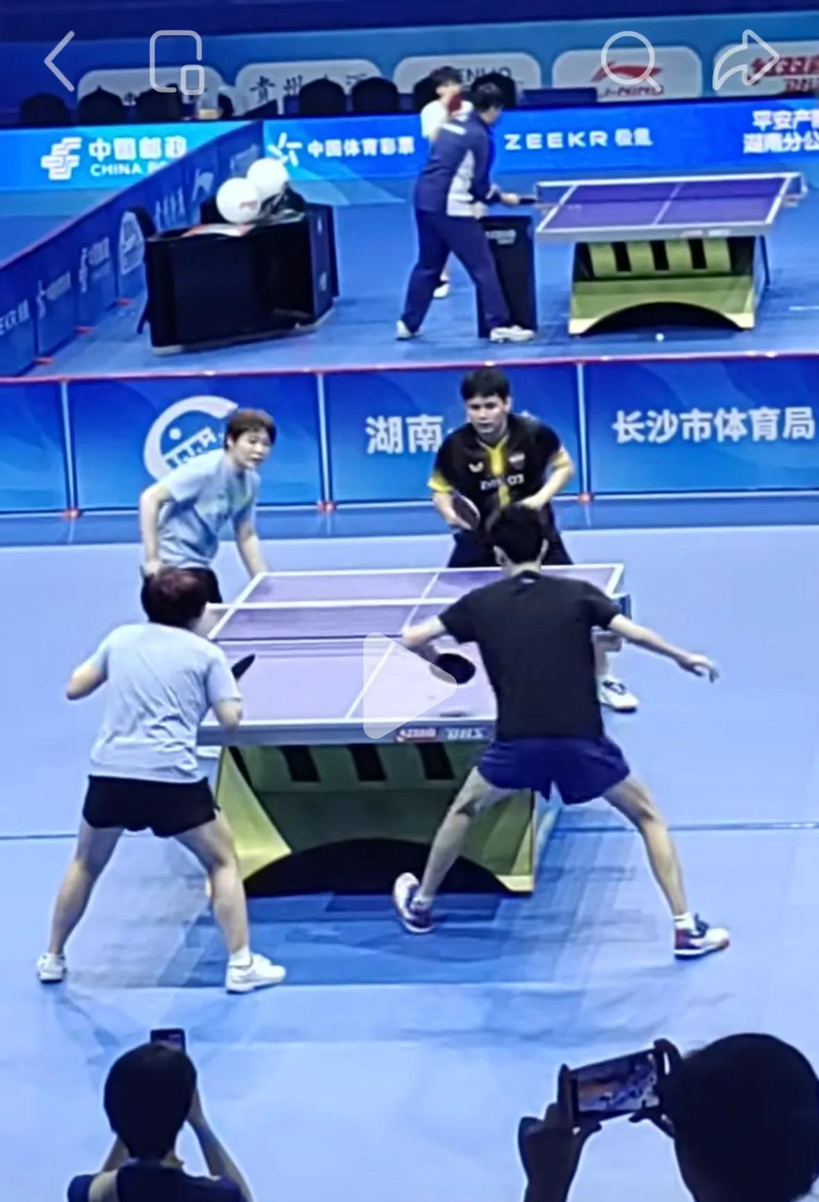 林诗栋/蒯曼与覃予宣/陈俊菘一起训练混双蒯曼的头发都被汗水浸湿了！运动员们真
