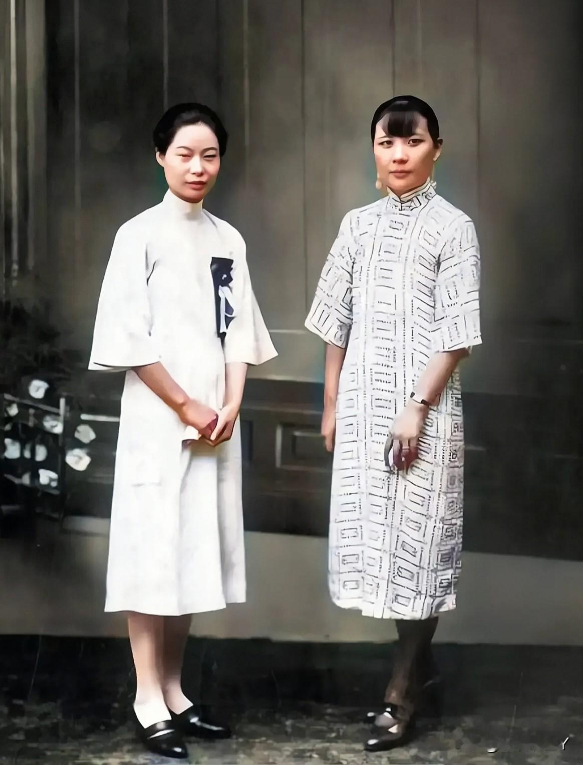 这便是她们二人年轻时候的真实模样，绝非演员扮演的！这张老照片摄于上世纪30年代的