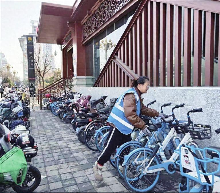 共享单车女运维人员<em>王鑫</em>:日行2万步“追着”单车跑