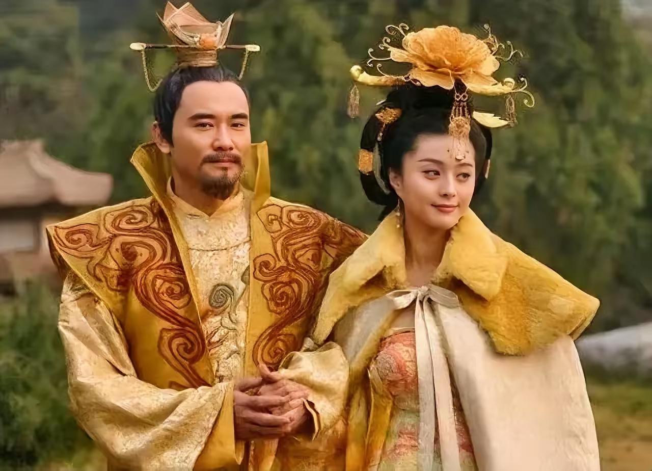公元737年，52岁的唐玄宗看上了20多岁的儿媳杨玉环，于是对儿子说：“朕想娶你