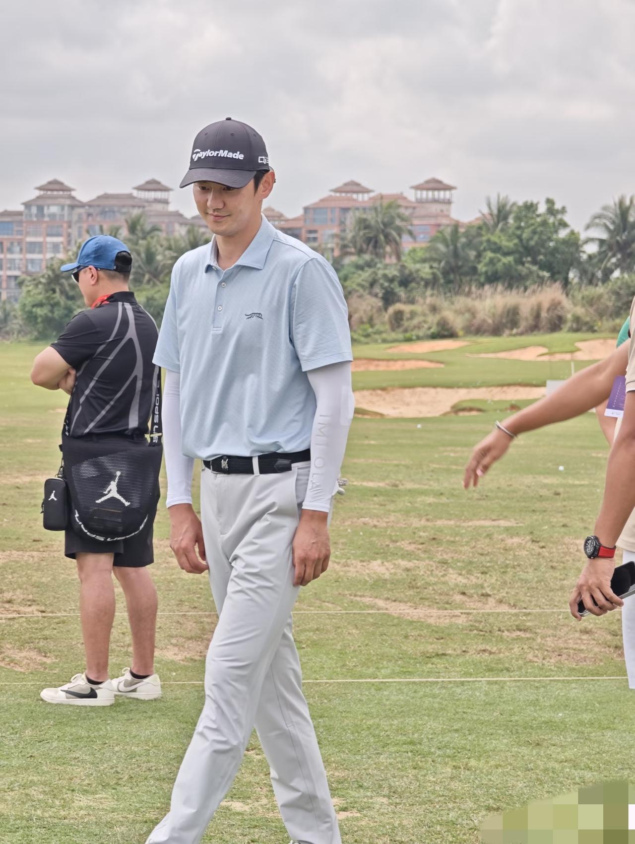 宁泽涛海南打高尔夫，职业高尔夫球员的他外表老了，比不上游泳时了。3月20日，