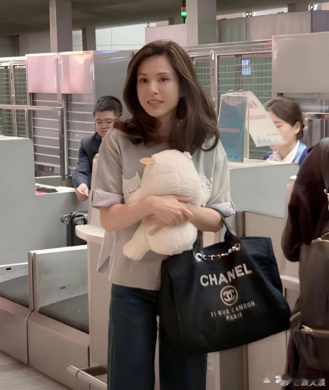 李若彤微胖后反而美出了新高度！圆润的线条让她更显温婉大气，状态好到一点儿都看不出