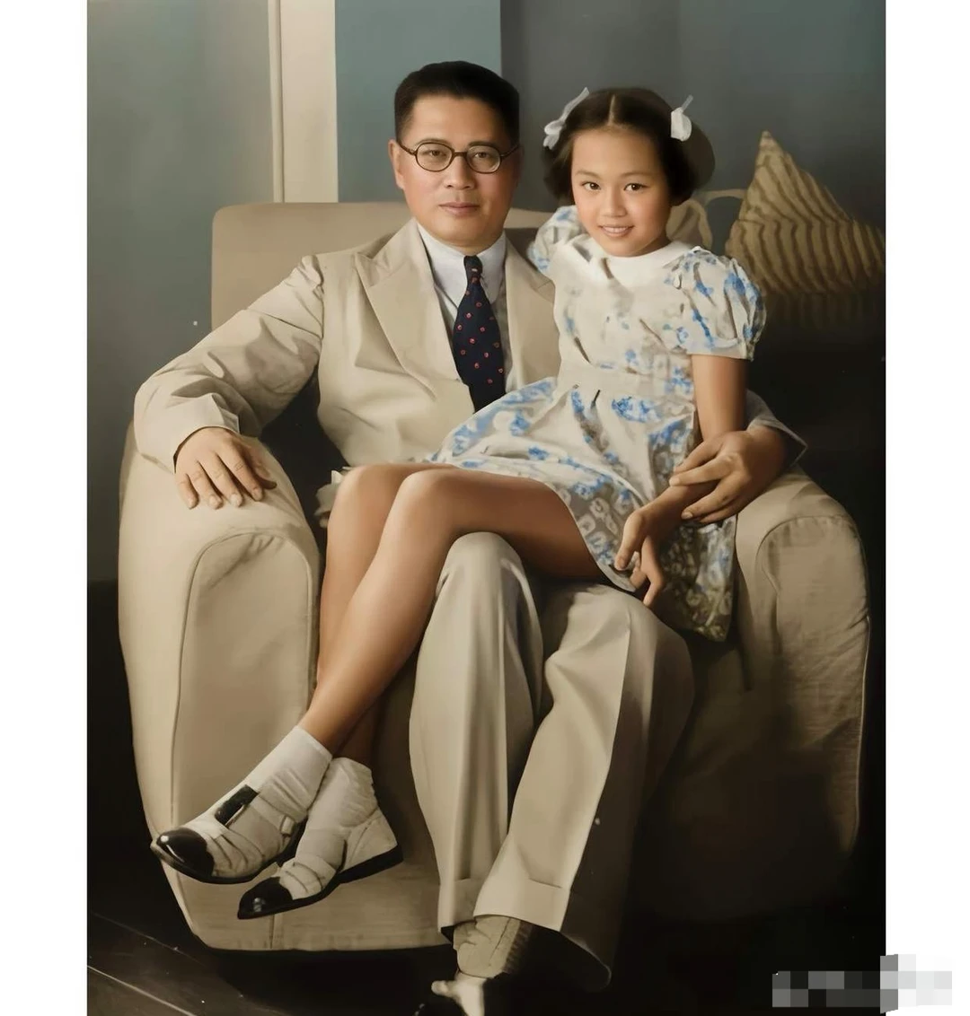 这是宋子文与他的大女儿宋琼颐在上海宅邸的一张合影，拍摄于上世纪三十年代...