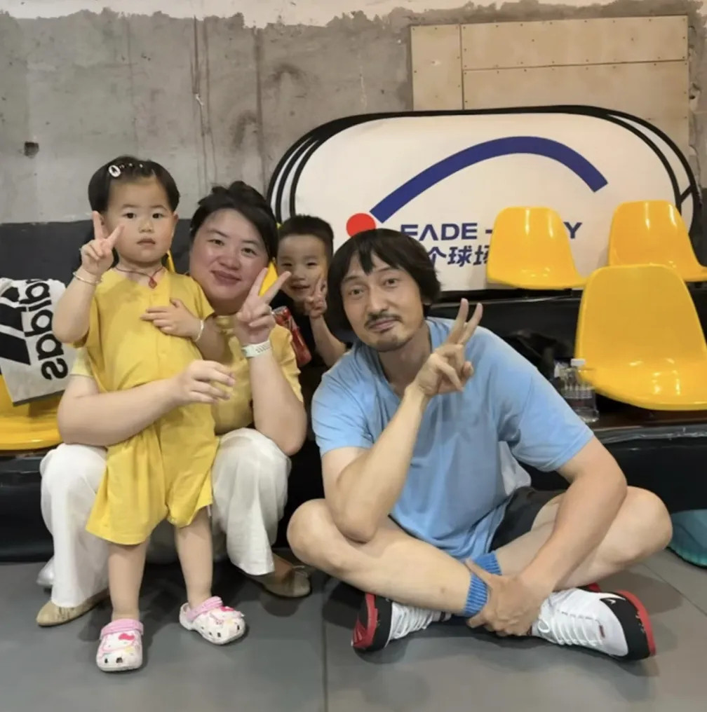 41岁王传君在浙江体育馆打篮球被偶遇，他整个人看起来苍老了好多，留着蘑菇头发型，
