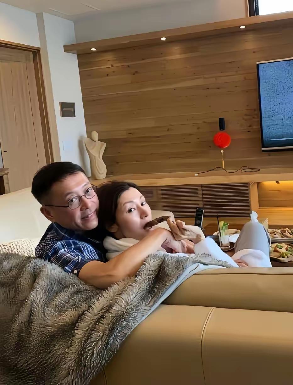 许晋亨和李嘉欣的居家日常，俩个人窝在沙发上悠闲放松，看着好温馨啊。兜兜转转，