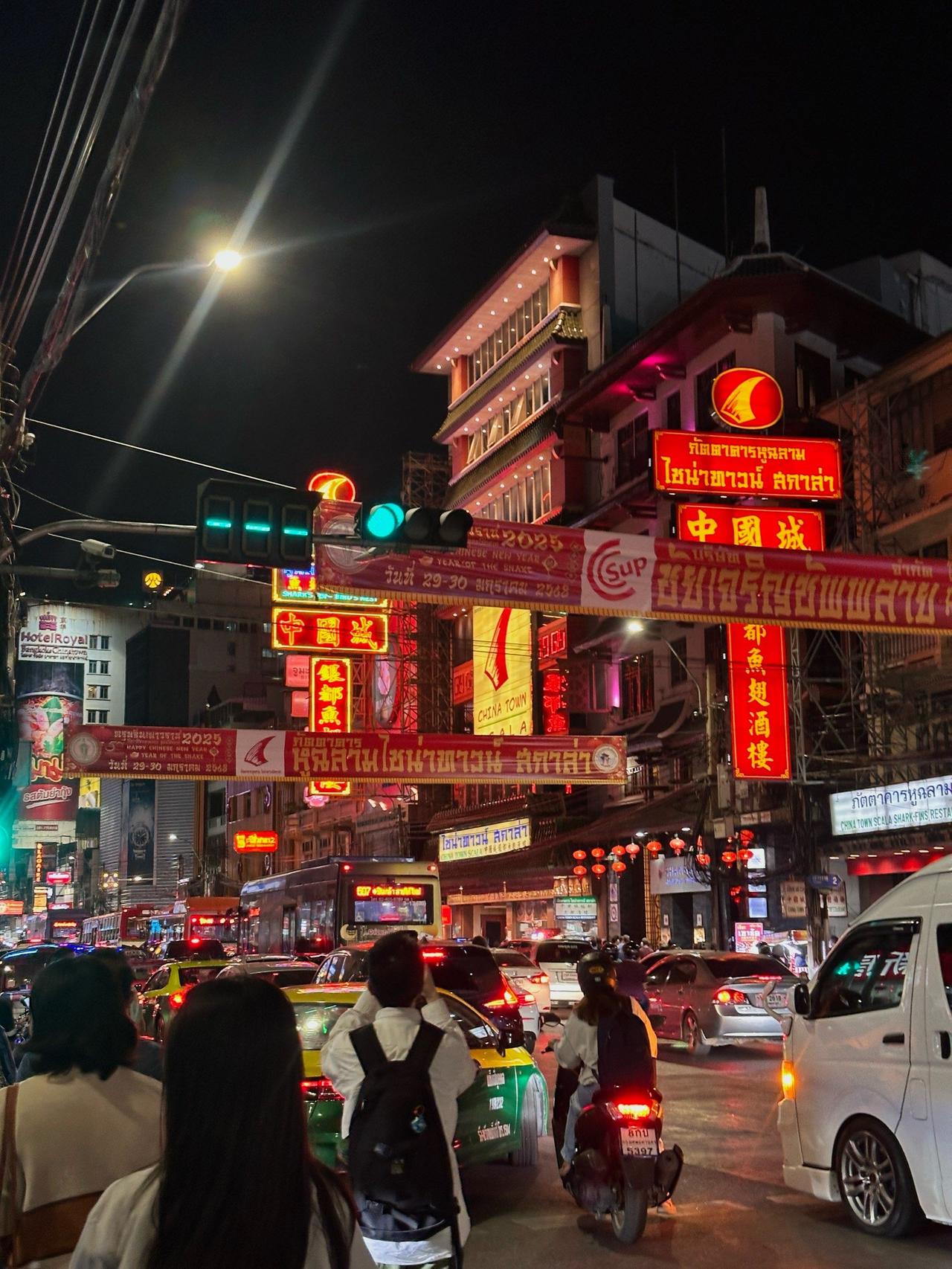 美国华人数量排名前三的城市：纽约、洛杉矶和旧金山。纽约：根据近年美国人口
