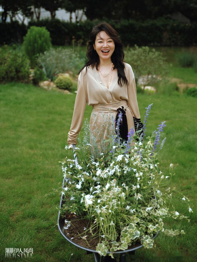 看到了闫妮身上的自由感闫妮田野大片充满着温柔的自由，真的是仿佛进入到这个初夏的