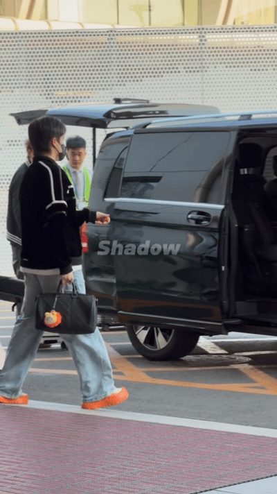 4.23日，王楚钦到达北京，王cc接机。楚钦中午在成都出发，现在已经到达北京