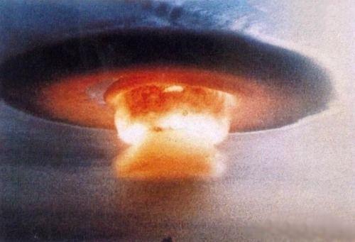 中国崛起是从那一声震耳欲聋的炮声开始在当今全球格局中，一个令人震惊的事实逐渐