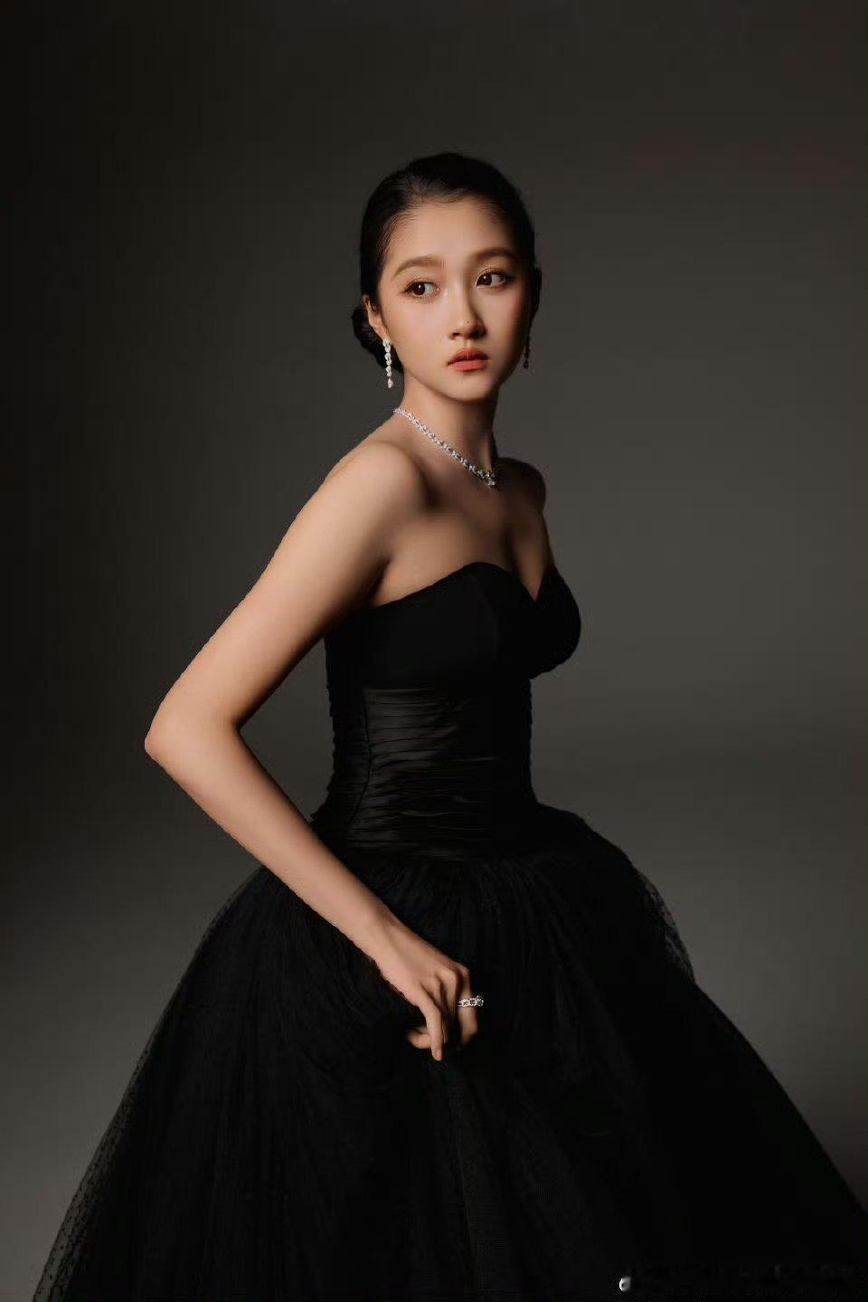 给关晓彤黑色女伯爵的Cody加大分关晓彤好适合