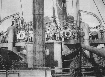 1946年11月，最后一艘遣返日本人的轮船开船前，负责遣返的李修业将军登上甲板，