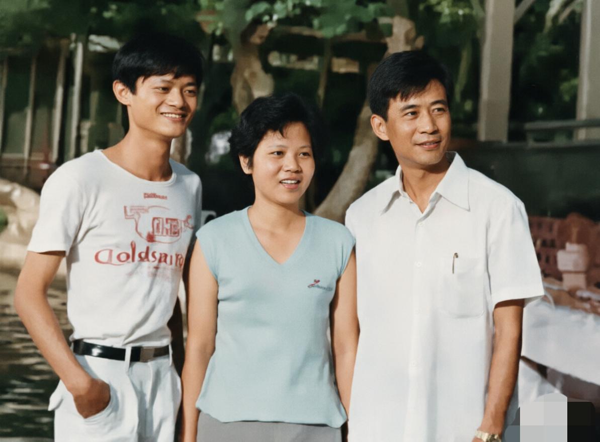 1986年的这张合影里，22岁的马云站在父母身边，少年气满得快要溢出。没有