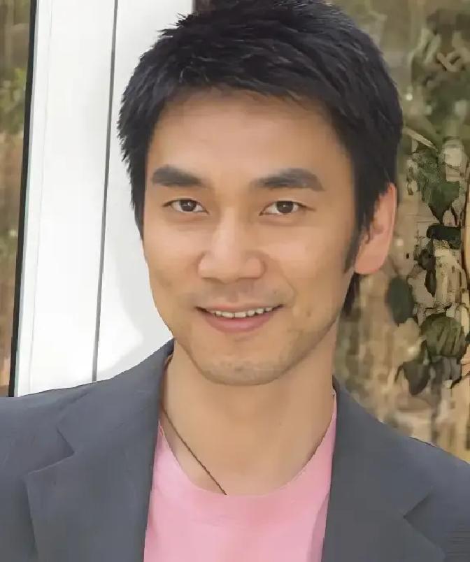 那年，林依轮跟妻子提出离婚，转身就娶了年轻貌美的超模西华，还十分信任地拿出60