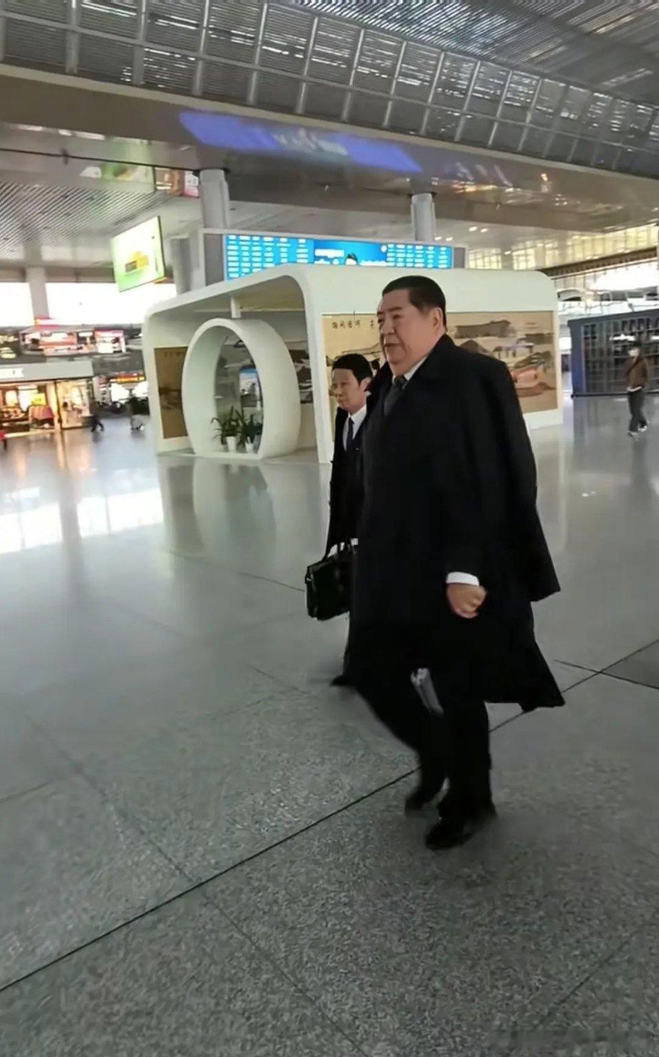 这是谁啊，好有领导气派。​​​