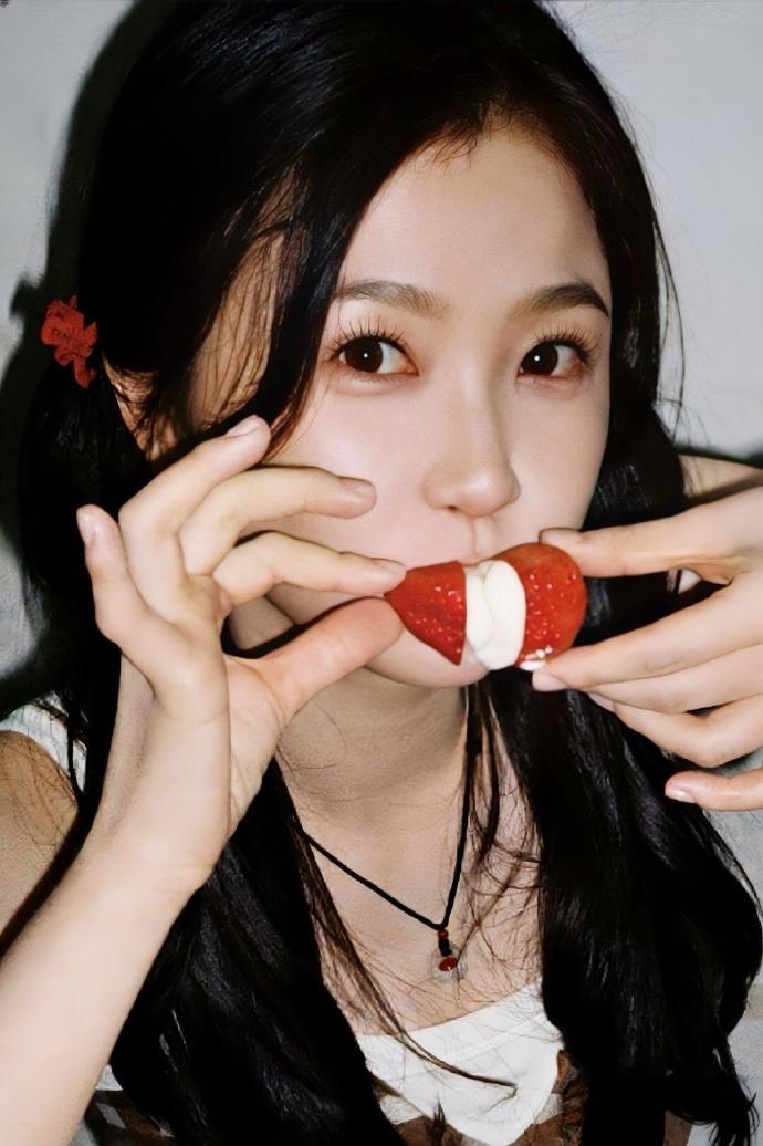 虞书欣姜暮吃草莓小卡甜甜美美的感觉，真的是太让人觉得心动了呀，虞书欣姜暮吃草莓