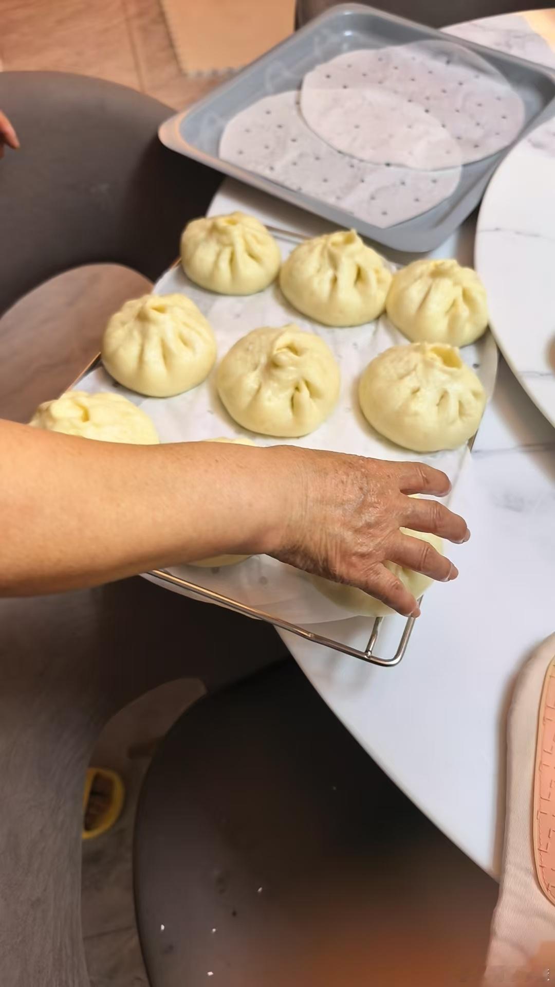 我妈是那种典型的农村老太太…没上过什么学，到现在就只会写自己名字的那种。玩微信都