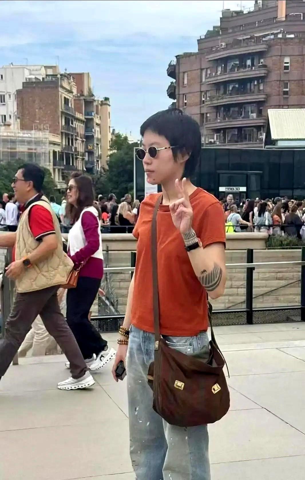 王菲盘了十几年的串儿，窦靖童也盘上了！最近有人在西班牙古城碰见她，一个人慢悠