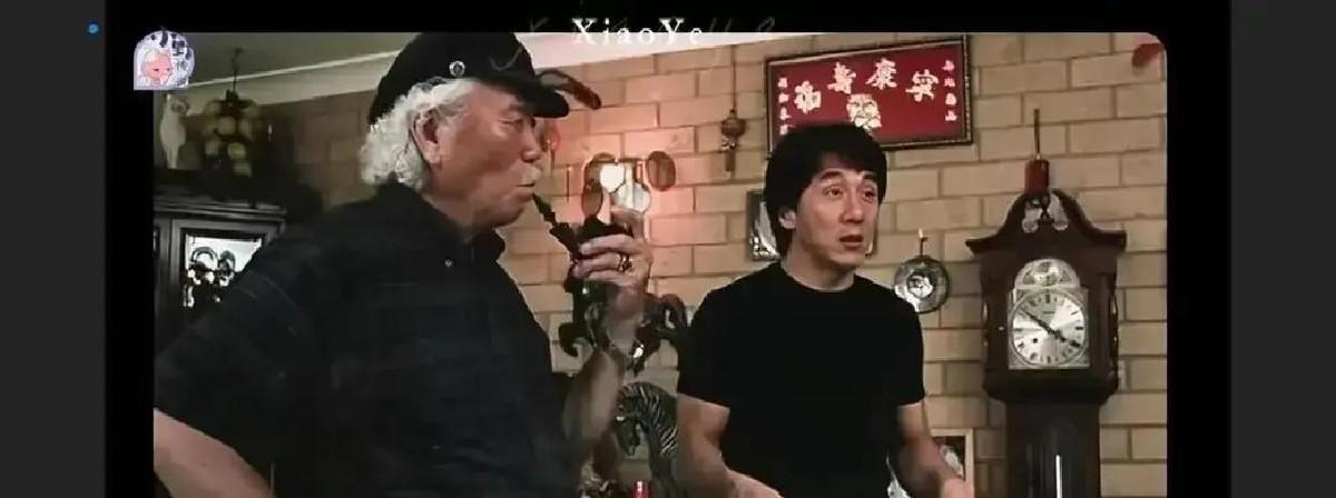 成龙回安徽芜湖祭祖，第一次和从没见过面的同父异母哥哥房仕德并肩站在祖坟前。老房